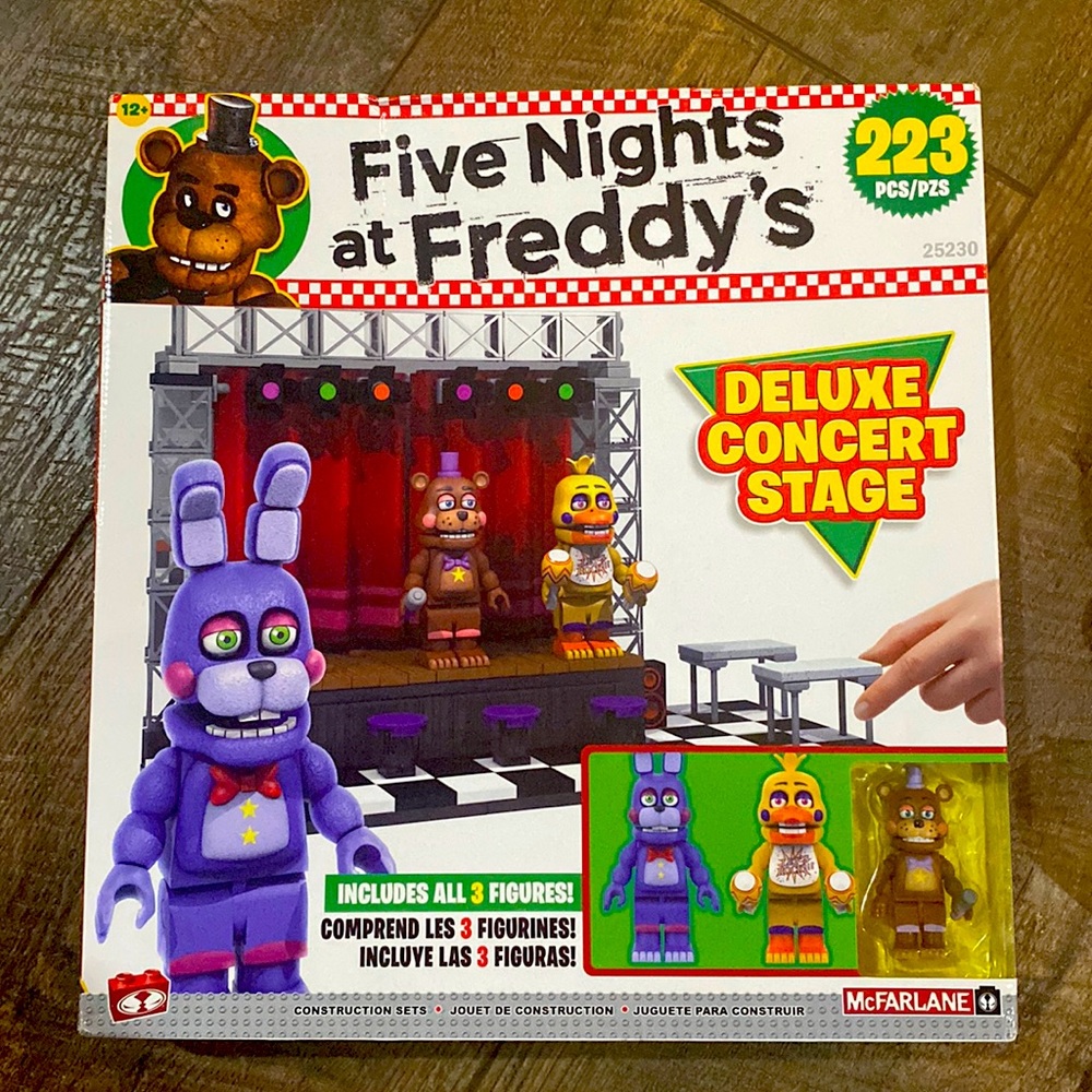 Five Nights at Freddy’s DELUXE CONCERT STAGE.